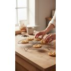 Rozsdamentes sütőrács lábakkal, 28 cm átmérő – ideális húsok, sütemények és kekszek hűtéséhez