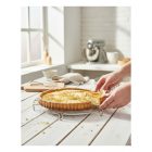 rozsdamentes sütőrács használat közben péküzemben, sütemények hűtésére