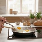 Carbone Plus vas serpenyő 20 cm, üreges nyél,  de Buyer - Prémium minőség