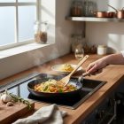 Choc B Bois Serpenyő 20 cm kerámia bevonattal bükkfa nyéllel, 4 mm kovácsolt alumínium test, de Buyer