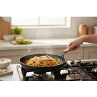 Choc B Bois Serpenyő 28 cm kerámia bevonattal bükkfa nyéllel, 4 mm kovácsolt alumínium test, de Buyer