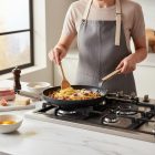 Choc B Bois Serpenyő 28 cm kerámia bevonattal bükkfa nyéllel, 4 mm kovácsolt alumínium test, de Buyer