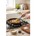 Choc B Bois Serpenyő 28 cm kerámia bevonattal bükkfa nyéllel, 4 mm kovácsolt alumínium test, de Buyer