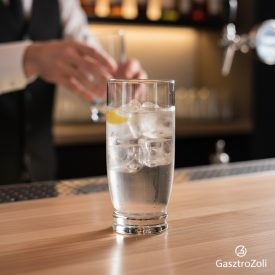 ital felszolgálása jéggel magas üveg pohárban vendéglátásban