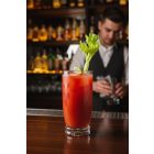 bloody mary koktél longdrink pohárban zellerrel és jéggel bárpulton