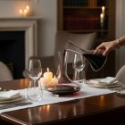 dekantáló vörösborral elegáns éttermi terítéken