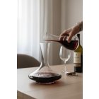 dekantáló álló kompozícióban vörösborral