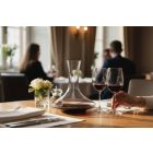 dekantáló és boros poharak elegáns vacsoraasztalon