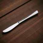 Doram rozsdamentes evőkés – használat közben főfogás mellett tálalva, modern és kifinomult asztali elrendezésben, prémium stílusban