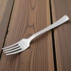 Doram evővilla – használat közben főétellel tálalva, elegáns asztali elrendezésben, modern vendéglátó stílusban