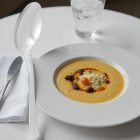 Doram 18/10 rozsdamentes evőkanál – használat közben, leves vagy desszert tálalásakor, modern és kifinomult asztali elrendezésben