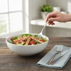 Style 16 cm porcelán salátástál színes quinoa salátával, modern tálalásban