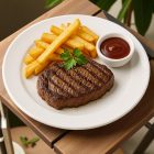 Steak a basic tanyéron