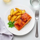 „Basic 26 cm-es fehér porcelán tányér otthoni vacsoraasztalon, grillezett csirkemellel és zöldségekkel.”