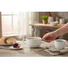 Lubin porcelán levesescsésze 300 ml – használat közben krémlevessel tálalva, fine dining stílusban, elegáns tálalóasztalon