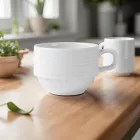 Paris porcelán kávéscsésze 220 ml – használat közben frissen főzött kávéval, asztalon croissant mellett, elegáns vendéglátói hangulatban