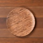 Wood alumina porcelán lapostányér 21 cm – használat közben desszerttel vagy előétellel tálalva, természetes hangulatú éttermi tálalásban