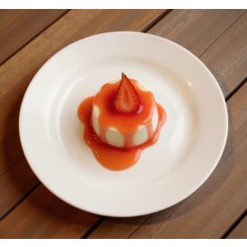 Alaszka lapostányéron eperkrémes pannacotta