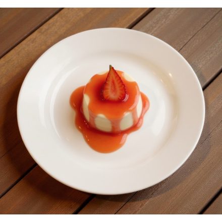 Alaszka lapostányéron eperkrémes pannacotta