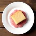 Alaszka porcelán lapostányér 19 cm salátával – letisztult, elegáns porcelán tányér előételek és könnyű fogások tálalásához