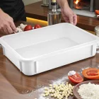 Pizzatészta adagolás kelesztőládából sütés előtt – 30x40x7,5 cm láda