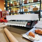 13 kg kapacitású fémházas konyhamérleg sütemények között