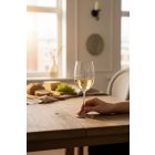 CHARLIE 350 ml fehérboros kristály pohár – használat közben, félig töltve hűtött fehérborral, elegáns asztali elrendezésben