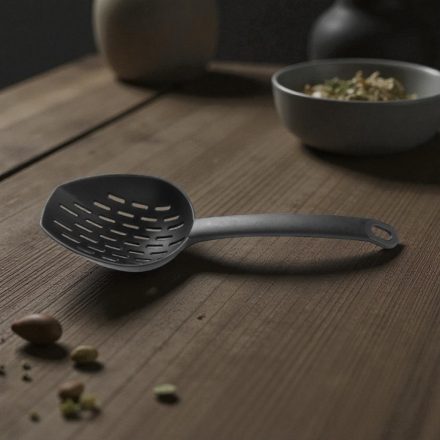 Space Line szűrőkanál 11x33 cm – modern konyhában elhelyezve, hőálló műanyag kivitelben, praktikus konyhai kiegészítő