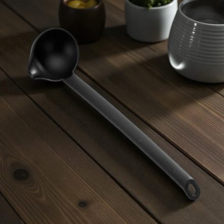 Space Line szószmerőkanál 29 cm – hőálló műanyagból készült, ergonomikus kialakítással, precíz szószadagoláshoz