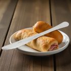 Inglese rozsdamentes desszertkés – használat közben süteménnyel vagy desszerttányér mellett, elegáns asztali elrendezésben, olasz dizájnnal