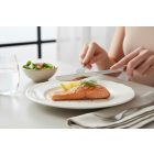 Boston rozsdamentes evőkés terítéken – egyszerű, praktikus asztali kés tányér és villa mellett, éttermi használathoz