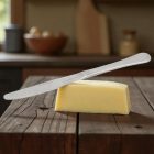 Inglese rozsdamentes evőkés – használat közben főétellel tálalva, elegáns asztali elrendezésben, prémium olasz minőségben