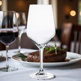 Platine vörösboros pohár 580 ml – elegáns asztalon, gyertyafényes vacsorán, félig töltve vörösborral, fine dining stílusban tálalva