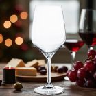 Platine vörösboros pohár 580 ml – két borospohár gyertyafényben, sajtokkal és szőlővel megterített asztalon, meghitt otthoni hangulatban