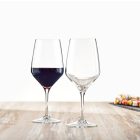 Platine vörösboros pohár 580 ml – teli vörösborral, elegáns ünnepi asztalon ezüst evőeszközökkel, gyertyafényben, fine dining stílusban