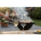 „Platine fehérboros Vicrila kehely 310 ml mediterrán teraszon, fehérborral, olívabogyóval és kenyérrel, napfényben.”