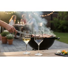 „Platine fehérboros Vicrila kehely 310 ml mediterrán teraszon, fehérborral, olívabogyóval és kenyérrel, napfényben.”