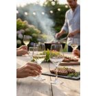 „Platine fehérboros Vicrila kehely 310 ml elegáns éttermi terítéken, fehérborral töltve, fine dining hangulatban.”