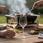 „Platine fehérboros Vicrila kehely 310 ml otthoni vacsoraasztalon, két személyre terítve, romantikus hangulatban.”