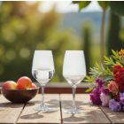 Platine 250 ml fehérboros pohár – használat közben, félig töltve hűtött fehérborral, elegáns asztali elrendezésben