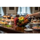 büfé asztal gyümölcsökkel és tálaló elemekkel