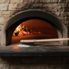 Pizzakuggó és hamu eltávolítására alkalmas pizzakemence kefe fém kaparóval
