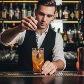 koktél keverése hosszú kanállal bárpulton