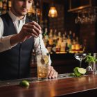 bartender eszköz használata ital készítés közben