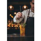 koktélkanál használat közben ital keveréséhez mobil nézetben