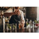 koktél eszközök bárpulton shakerrel és kanállal