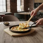 Tálaló serpenyő, 22 cm, öntöttvas, fa alátéttel