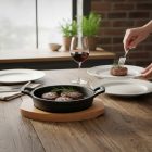 Tálaló edény, 18x4 cm, öntöttvas, fa alátéttel