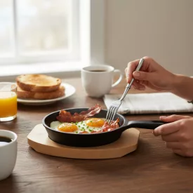 Mini öntöttvas tálaló serpenyő 13 cm fa átmérővel és alátéttel