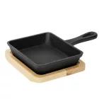 Mini tálaló serpenyő, szögletes, 12,5-10,5-2,5 cm, öntöttvas, fa alátét